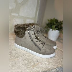 Pop taupe “impressive” faux fur trim booties sz 11